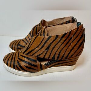 Linea Paolo Zebra Striped Calf Fur Cutout Wedge Crossover Top Zip Back Shoe 5.5
